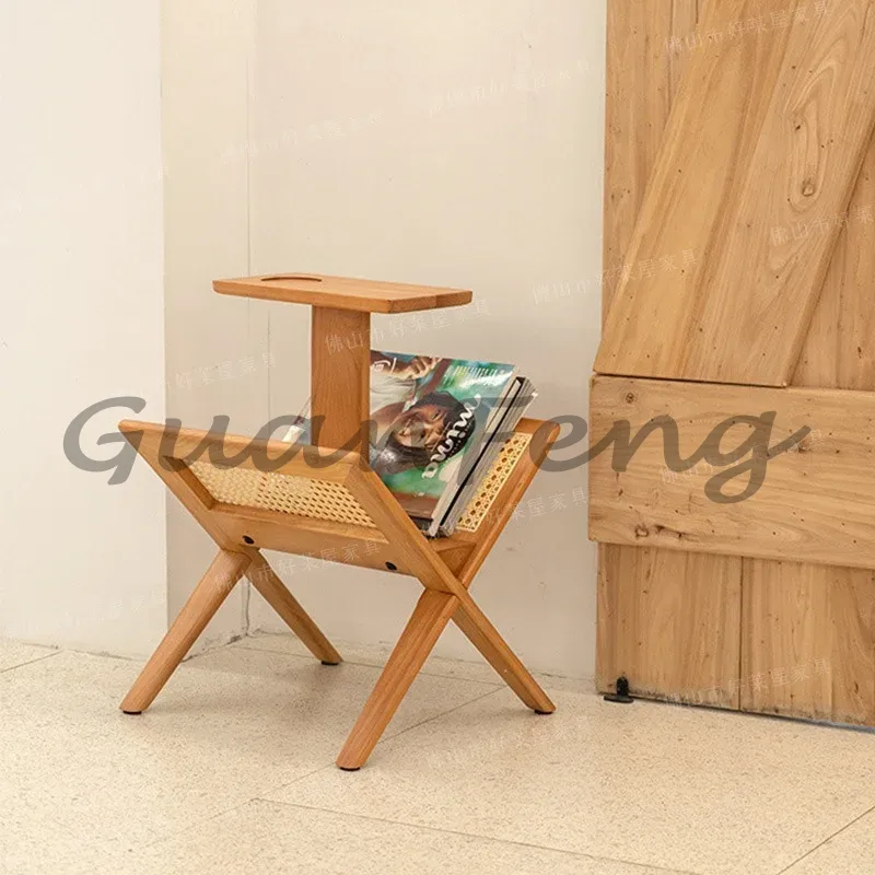無垢材とラタンを使用した、シンプルでスタイリッシュな収納ラッ - Magazine Holder Rack のレビューと価格